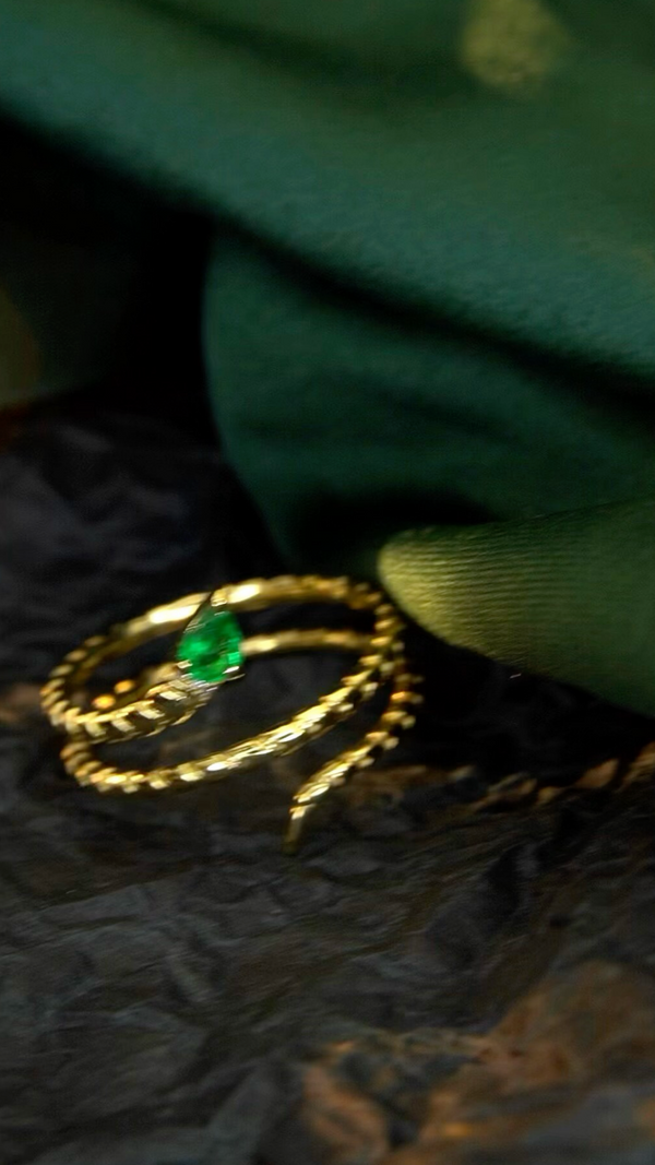 18k Pear Emerald Snake Ring